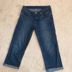 Cropped Levi’s jeans